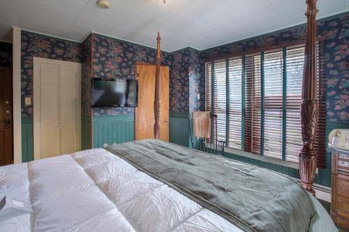 a bedroom with a large bed in a room at Stroudsmoor Country Inn in Stroudsburg