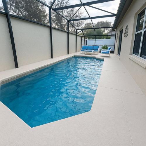 a swimming pool in the middle of a house at 3Q/2B Perto da DISNEY, Piscina Privativa in Kissimmee