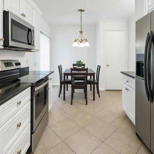 a kitchen with a table and a dining room at 3Q/2B Perto da DISNEY, Piscina Privativa in Kissimmee