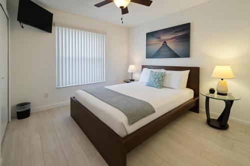 a bedroom with a large bed and a window at 3Q/2B Perto da DISNEY, Piscina Privativa in Kissimmee