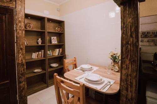 un comedor con una mesa y un estante de libros en Rustik Home Central, en Arad