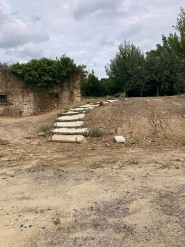a group of stepping stones on a dirt road at Le rêve chrysalide in Masseret