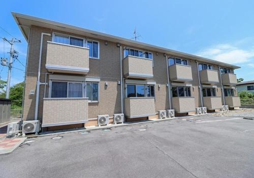 un edificio con un parcheggio antistante di Okumamachi Peony House 106 - Vacation STAY 19531 a Shimo-nogami