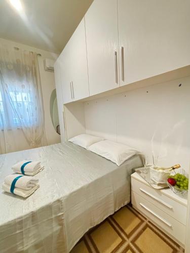 a small bedroom with a bed with white cabinets at Mori & Zagara in Fanusa