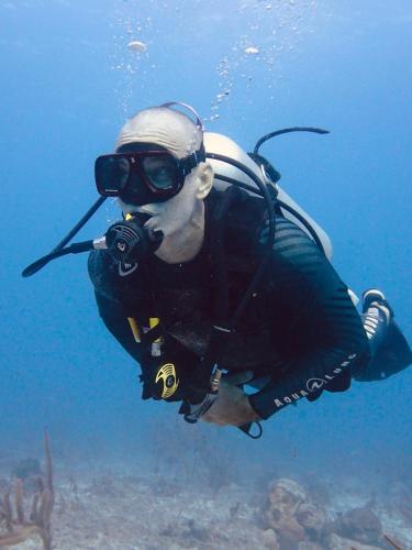 a man with a camera underwater in the water at Aruba Casita in Noord