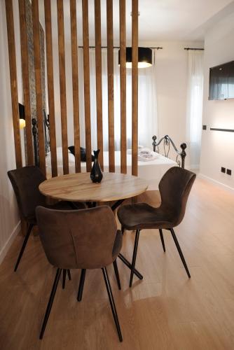 a dining room table with chairs and a bed at Casa Lorenzetti in Recanati