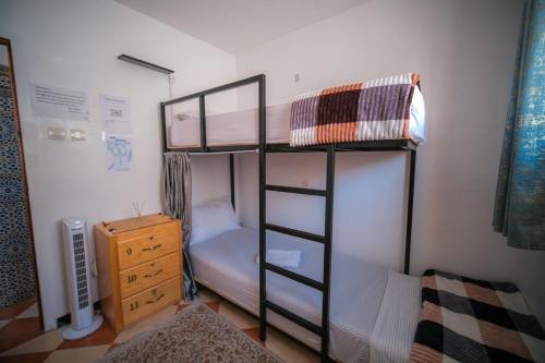 1 Schlafzimmer mit 2 Etagenbetten und einer Kommode in der Unterkunft Dar Oussama in Rabat