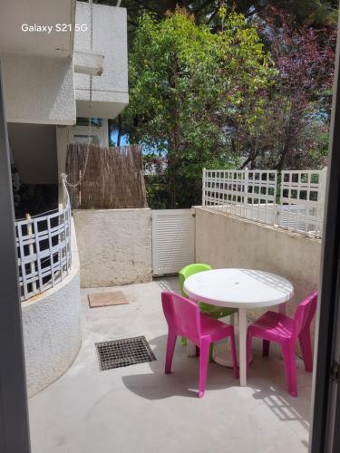 a patio with a table and chairs and a table at Studio 5 min des plages et cœur de ville in La Grande-Motte