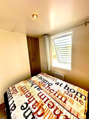 a bed in a room with a window at Cottage 1 in Agarn