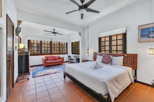 Bright & airy Spanish villa steps to sand GEN AC - Main House