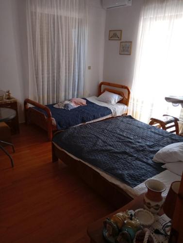 two twin beds in a bedroom with a window at Vion Place Marathopoli in Marathopoli