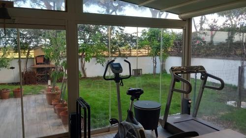 Bilocale EUR Grotta Perfetta 50mq casa 32mq sala hobbies e 250mq giardino