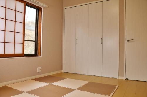 an empty room with white cabinets and a window at Chichibunbun - Vacation STAY 19423 in Chichibu