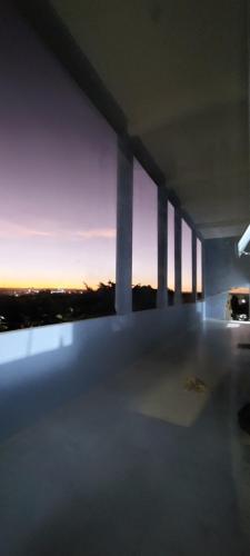 Solopgangen eller solnedgangen set fra lejligheden