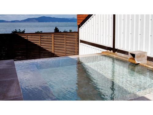 水俣市にあるYunoko Umi To Yuyake - Vacation STAY 83040vの水辺の景色が見えるプール