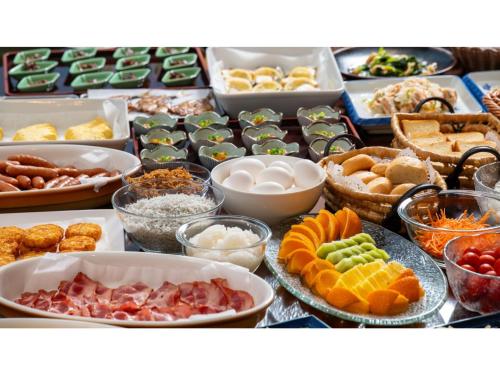 水俣市にあるYunoko Umi To Yuyake - Vacation STAY 83040vのさまざまな種類の食べ物が並んだテーブル
