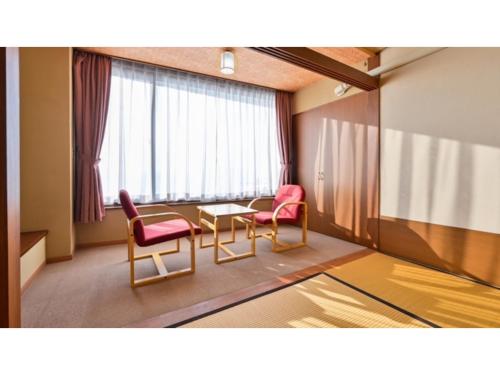 水俣市にあるYunoko Umi To Yuyake - Vacation STAY 83042vの椅子2脚とテーブル1台と窓のある部屋