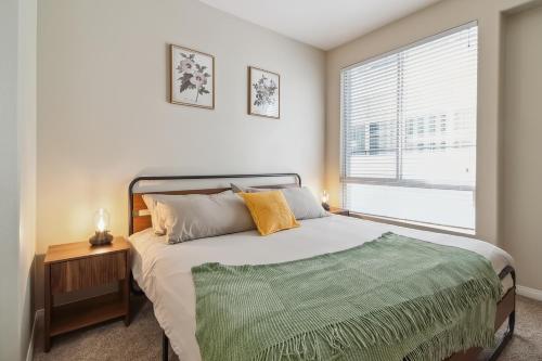 a bedroom with a large bed and a window at Modern 1bd apt in Marina del Rey w Free Parking in Los Angeles