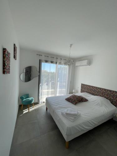 une chambre avec un lit, une chaise et une fenêtre dans l'établissement Villa Mamago, à Cirendinu