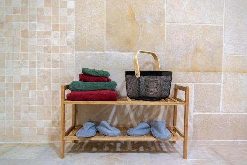 a shelf with towels and shoes in a bathroom at Rental Room Medina de Rioseco in Medina de Ríoseco