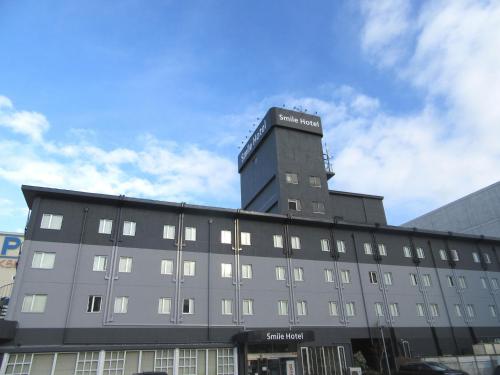 un grand bâtiment avec une enseigne au sommet dans l'établissement Smile Hotel Hachinohe - Vacation STAY 56439v, à Hachinohe