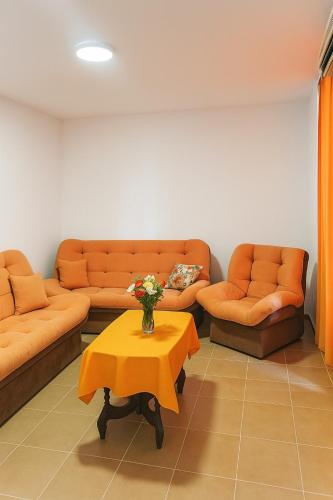 Garsonjera Ulcinj Povoljno! tesisinde bir oturma alanı