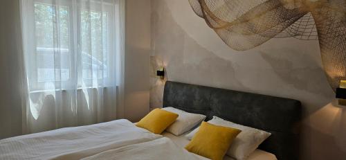 Giường trong phòng chung tại APARTMANI SUNSIDE NIN