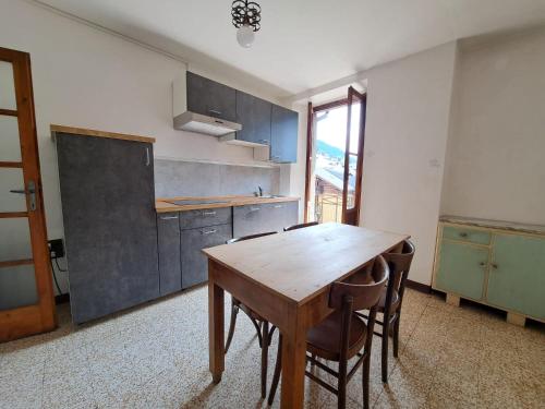 Кухня или мини-кухня в BROWN DOLOMYTE Apartment
