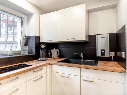 Η κουζίνα ή μικρή κουζίνα στο Litzi's Schwarzwald Apartment mit Kamin