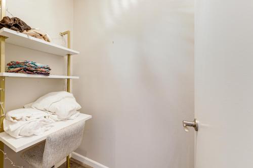 Fotografie z fotogalerie ubytování Home 3 Mi to Ocean Inlet Park Waterfront Deck! v destinaci Boynton Beach