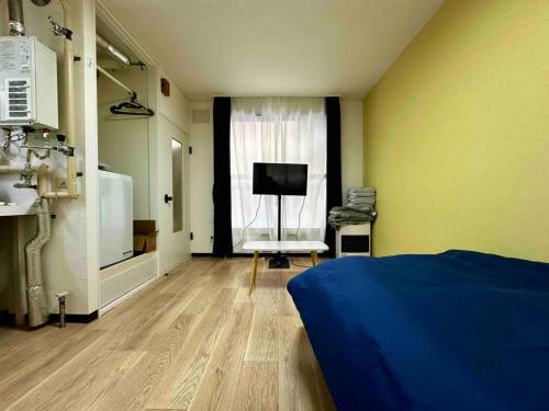 札幌市にあるSky Heights - Vacation STAY 19630のベッド、窓、テレビが備わる客室です。