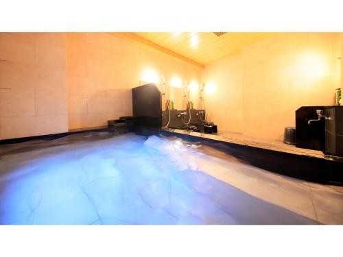 川口市にあるSmile Hotel Kawaguchi - Vacation STAY 76790vの- 青い水のスイミングプール(客室内)