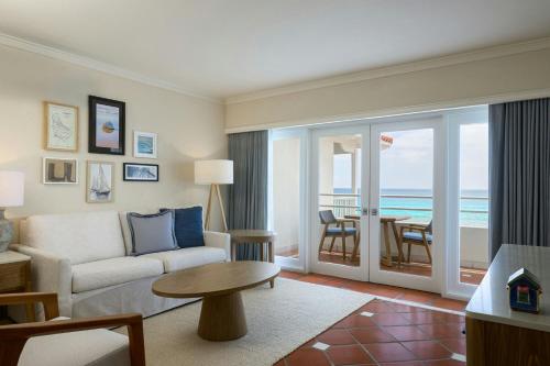 Гостиная зона в The House, An Autograph Collection All-Inclusive Resort - Adults Only