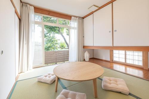 eine Küche mit einem Tisch und einem großen Fenster in der Unterkunft KINOTOMI - Vacation STAY 19643 in Ōtsu