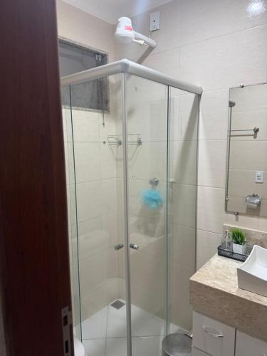 eine Dusche mit Glastür im Badezimmer in der Unterkunft Apartamento aconchegante in Baixo Guandu