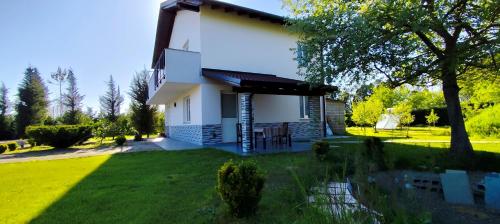 a small white house with a grass yard at Villa Doku in Valjiosi
