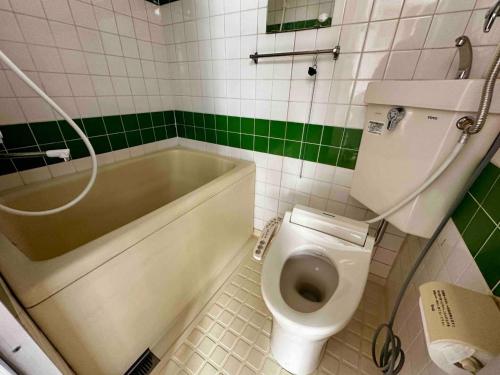 札幌市にあるCoop Sunlight - Vacation STAY 19685のトイレと浴槽付きのバスルーム