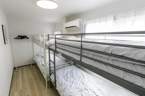 名古屋市にあるNagoya - House - Vacation STAY 19709の部屋に二段ベッドがいくつかある