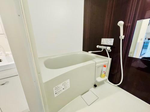 een badkamer met wastafel en douche bij Cream Building - Vacation STAY 19747 in Sapporo