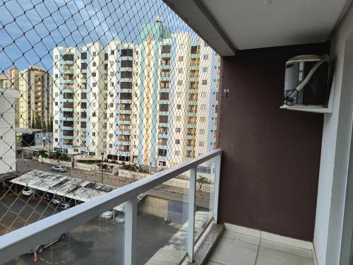 un balcon avec vue sur un grand bâtiment dans l'établissement Apartamento em caldas novas, à Caldas Novas