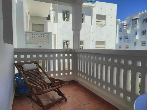 Μπαλκόνι ή βεράντα στο Résidence fermée avec piscine, en face de Ceuta