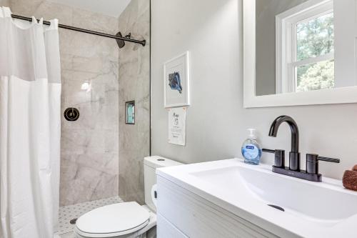 Koupelna v ubytování Updated Wilmington Home Near Intracoastal Access