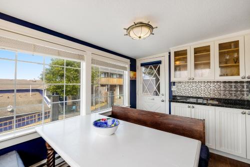 Una cocina o cocineta en Captain's Quarters