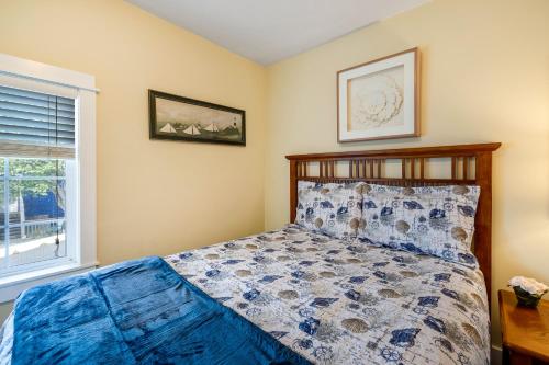 Una cama o camas en una habitación de Captain's Quarters