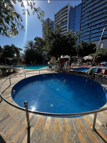 Der Swimmingpool an oder in der Nähe von Oceanview Apartment with Stunning City View