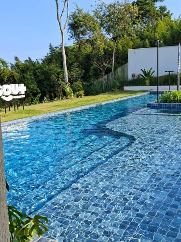 a swimming pool with blue water at Golden Sunset com vista mar - Icaraí in Niterói