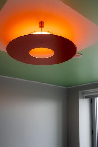 a light on the ceiling of a room at Clink i Lár in Dublin