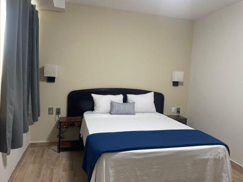 Кровать или кровати в номере Hotel Plaza del Arco - Monterrey