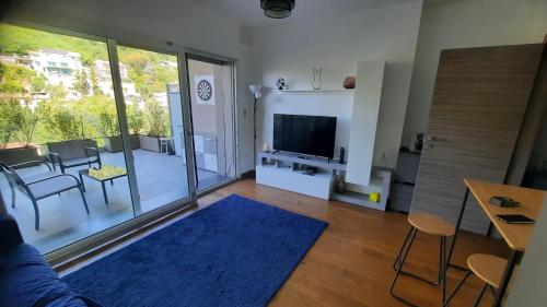 un soggiorno con TV e tappeto blu di LuMas a Cassino