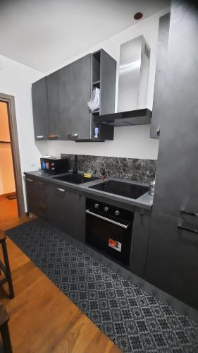 una cucina con armadi in bianco e nero e un tappeto di LuMas a Cassino